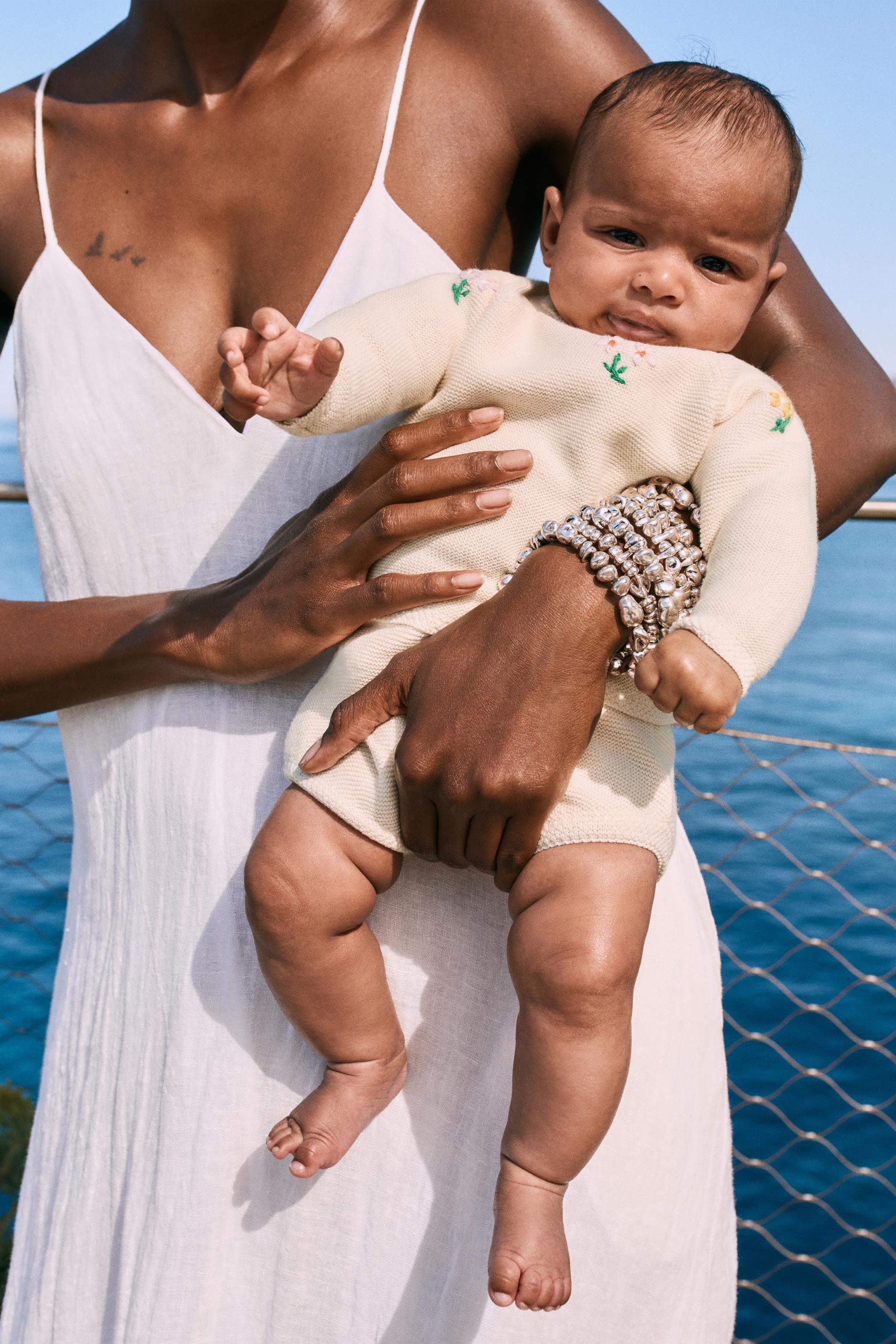 PULL EN MAILLE ET FLEURS BRODÉES